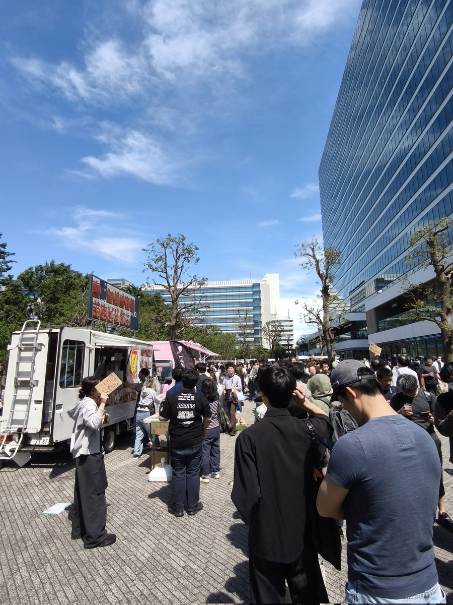 akusuke63's tweet photo. 中野四川フェス🌶️天気は晴れですが、強風(ーー;) https://t.co/OzlX3LpTiq