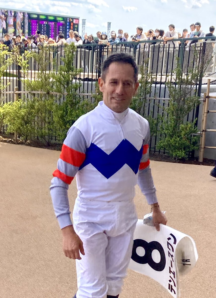 ミルコ・デムーロ騎手が〝帰国後〟初勝利！

たくさんのファンに祝福されて「Ｇ１を勝ったみたい。うれしい！」と大喜びでした。