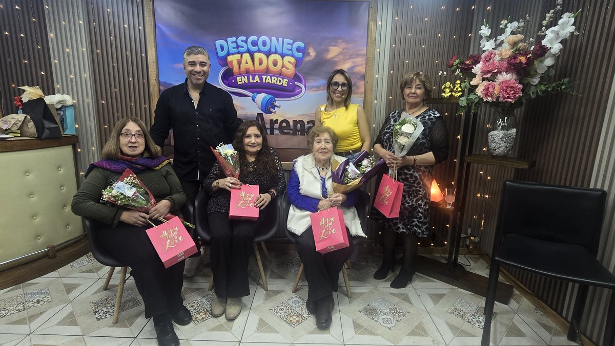 DesconectadosFM's tweet photo. Viernes 08 de mayo
por desconectados en la tarde.
Recibimos la visita en la cocina de  Rina Romero donde nos regaloneo con unos ricos picarones y celebramos el dia de la madre junto a Irmita de 97 años Mamá,abuela,bisabuela y tatarabuela junto a sus hijas Helia y Mirta en el set. https://t.co/frU20sxFJd
