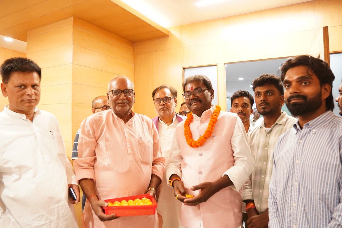 माननीय मंत्री श्री राम चंद्र प्रसाद जी ने पटना स्थित आरण्य भवन में बिहार सरकार के पर्यावरण, वन एवं जलवायु परिवर्तन विभाग के मंत्री के रूप में दायित्व संभाला।

इस अवसर पर विभागीय अधिकारियों के साथ विभिन्न योजनाओं एवं कार्यों की विस्तृत समीक्षा की तथा उपस्थित शुभचिंतकों से आत्मीय