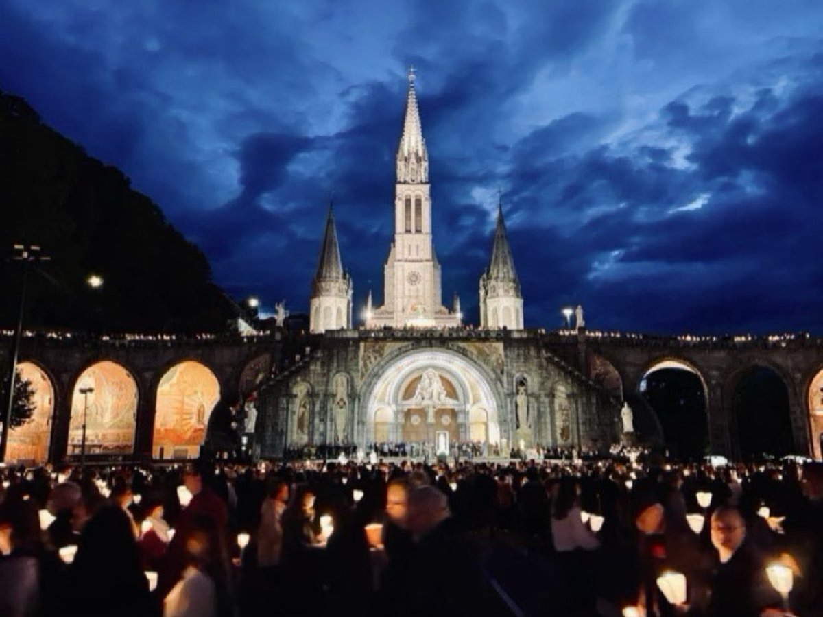 Ô NOTRE-DAME DE LOURDES, 
MÈRE DE L’ESPÉRANCE ET DE LA TENDRESSE,
SOUTIENS-NOUS, GUÉRIS-NOUS ET CONDUIS-NOUS À JÉSUS.
