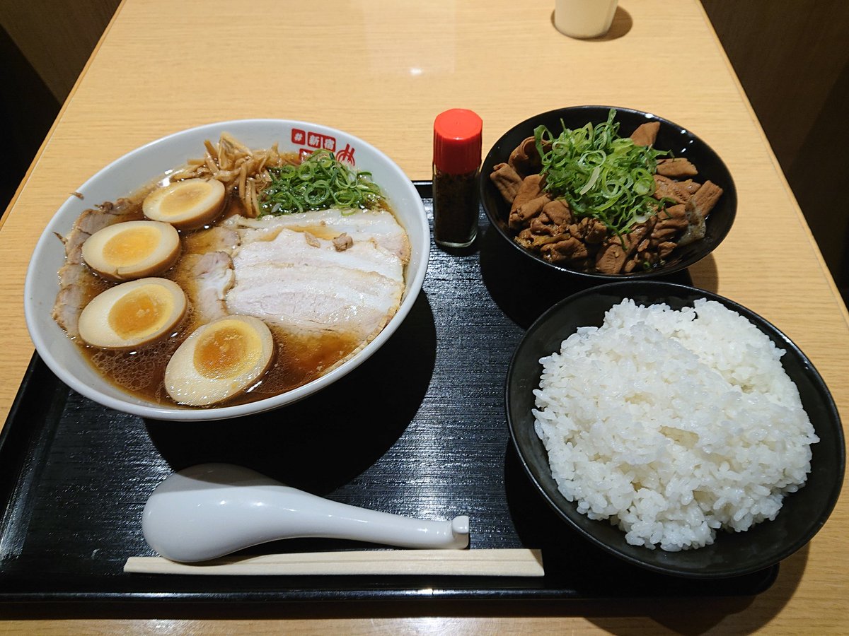 Fujii3's tweet photo. 新宿地下ラーメン
くじら食堂
特製喜多方醤油ラーメン+もつ煮ごはんセット https://t.co/DvFGr7zPGo