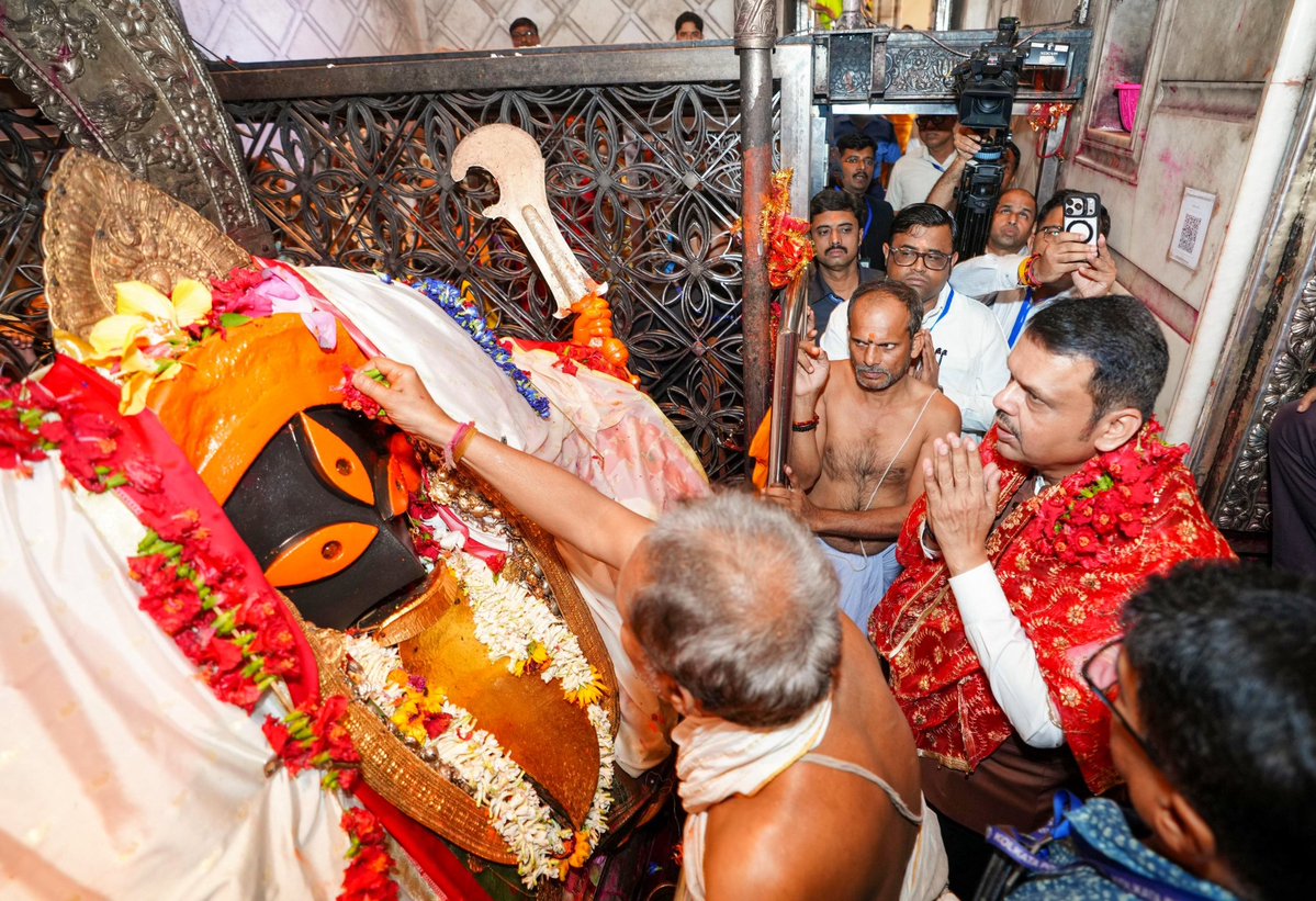 माननीय मुख्यमंत्री <a href="/Dev_Fadnavis/">Devendra Fadnavis</a> जी यांनी कोलकाता येथील कालीघाट काली मंदिरात जाऊन देवीचे मनोभावे दर्शन घेतले आणि सर्वांच्या सुख समृध्दी साठी प्रार्थना केली.
