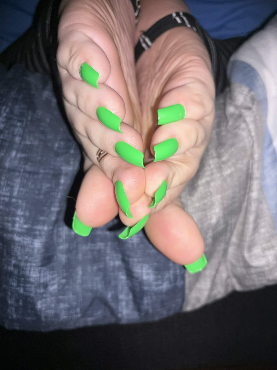 Derpyherpyderp1's tweet photo. Wataa (am I using it correctly) 

#longtoenails #greenpedi #toes #soles #feet #stirrups #femboyfeet https://t.co/aZGp32MXiy