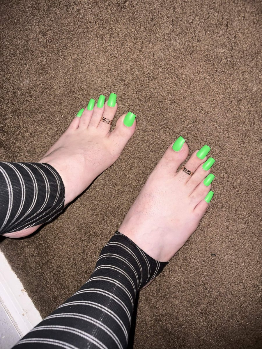 Derpyherpyderp1's tweet photo. Chudai (I never understood these)

#longtoenails #greenpedi #toes #soles #feet #stirrups #femboyfeet https://t.co/8um29PO8Yd