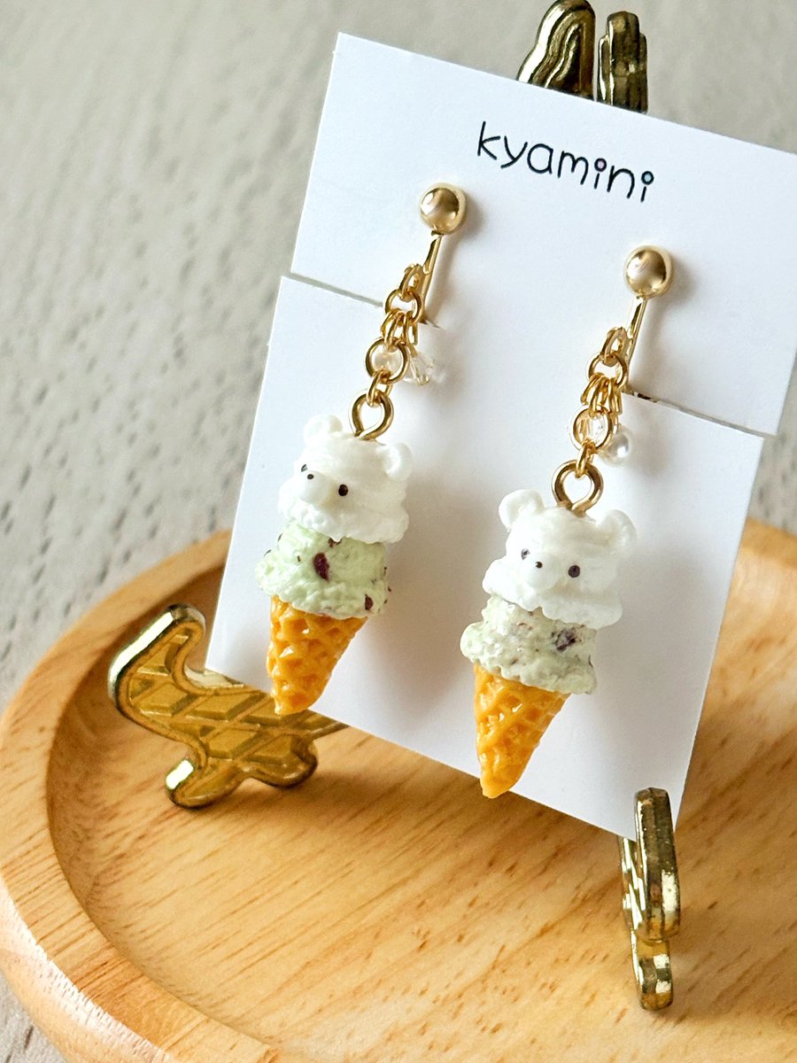 kyamini_mgmg's tweet photo. 本日5/9は #アイスクリームの日 🍨🐻

くまさんとチョコミントアイスのイヤリング／ピアス✨  
現在、福岡パルコ5Fにて販売中です！

近々、たまプラーザ東急百貨店にも納品予定です🧸  
店頭に並びましたら、またお知らせいたします📢

#kyamini https://t.co/SDY9UFrwuz