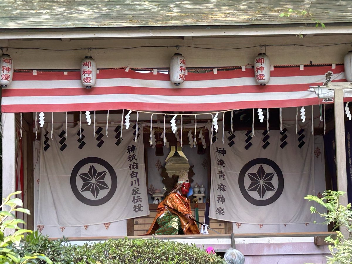 tr5_pq's tweet photo. 仙台市にある青麻神社。春季例大祭時にお参りした。初めて神楽の奉納というものをみた。写真のお題目は鉾舞。かっこよかった。猿田彦さん？？
新緑がキラキラ輝いていて、とてもいい気が満ちていた😊 https://t.co/8m8LCOGW56