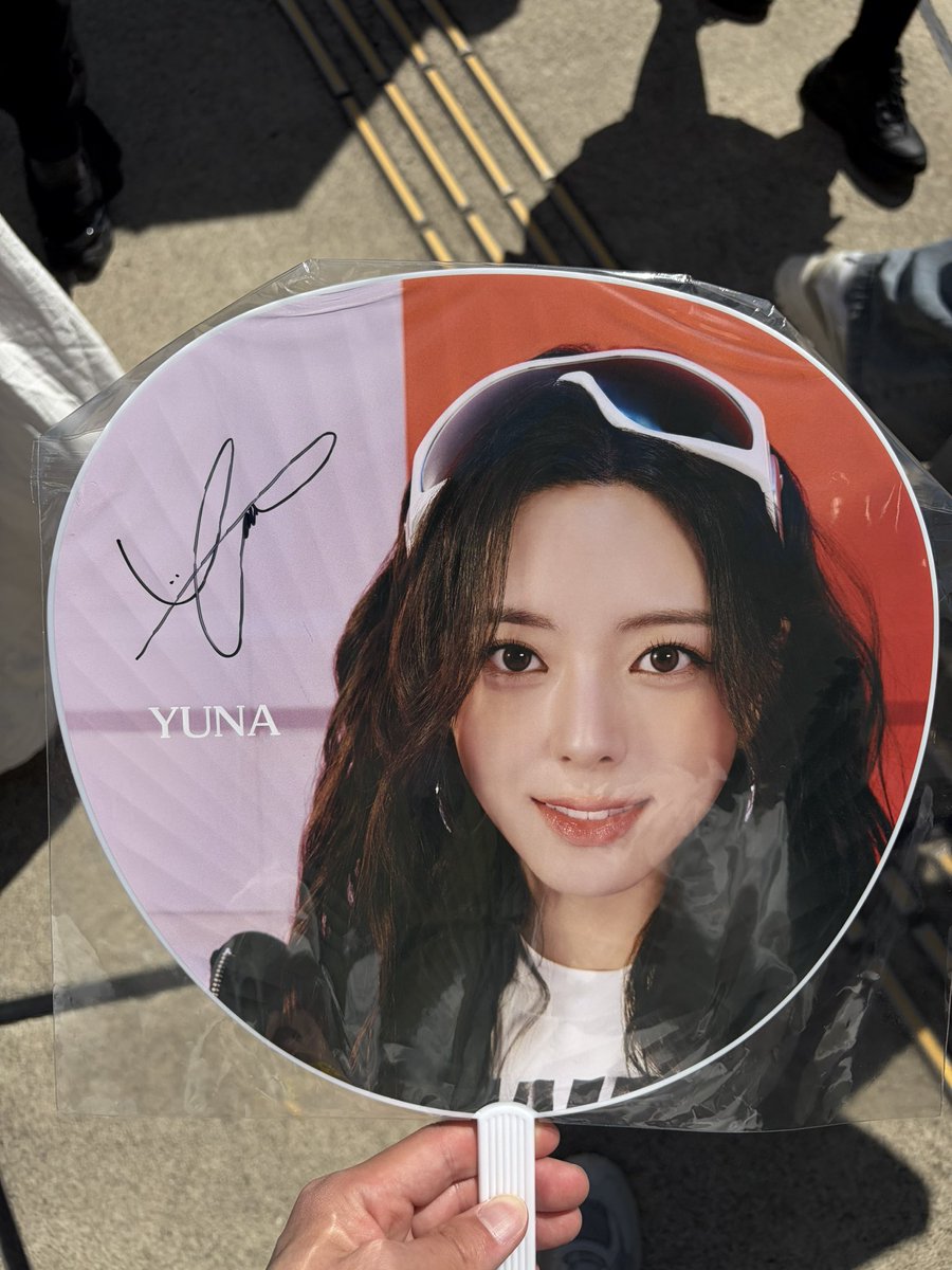 ITZY D賞　ユナ　サイン入りうちわ　ファンミ ITZYのオフラインくじにてD賞のユナ（団扇）が当たりました！交換して