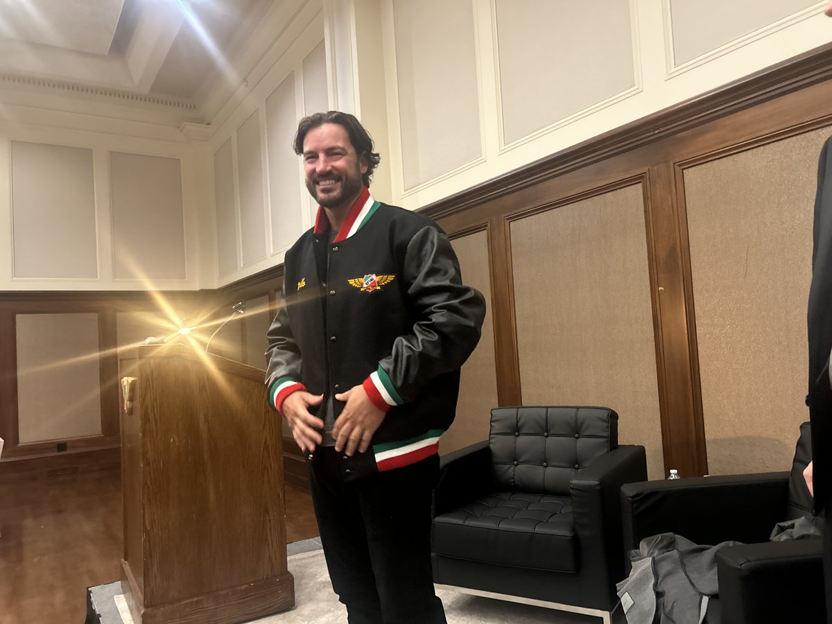 knbrmurph's tweet photo. Giants 1-0 since Tony V got this jacket https://t.co/8hKA3nw6xE