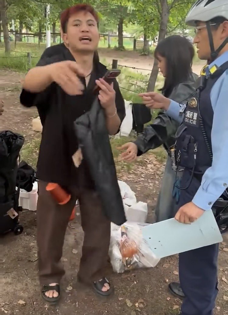 はい‼️きた‼️
外国人が警察に絡んでるぞ‼️

公園で花火していて注意されたら
逆ギレ❓だってよ｡

多分ベトナム人じゃないかな💦
【お前サワルナ】など暴言💦

日本に必要ねーよ…