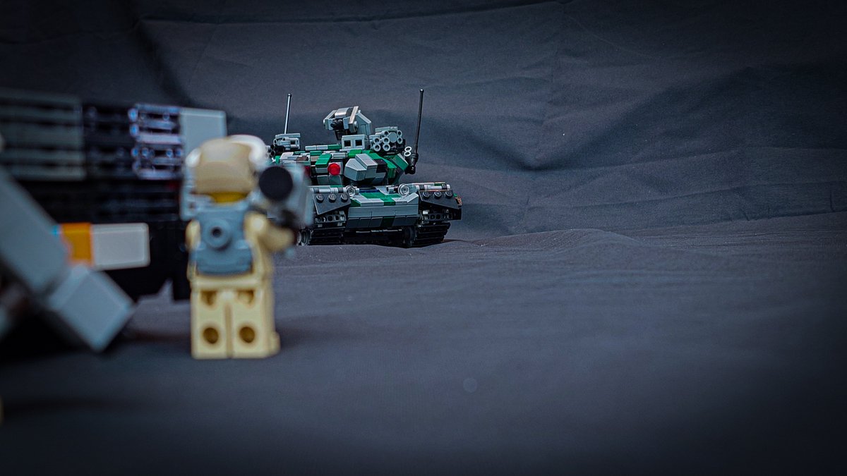 kimronm's tweet photo. 群馬でMKさんの戦闘機とか戦車と並べて遊んでた時の写真。

良き https://t.co/qegEWIHVak