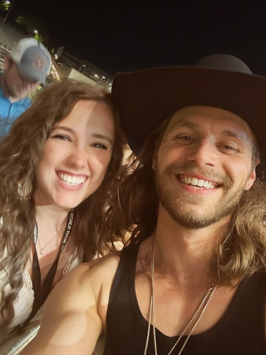 baeee_baeee_'s tweet photo. I’ll always look back at this wonderful moment. Thank you @warrenzeiders for giving Mississippi a great time and letting me sing one of your songs to you during VIP Q&amp;A. We love you and y’all be safe out there 🤠🤍🥀 https://t.co/sWsdAcxCml