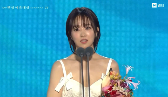 pannatic's tweet photo. Park Boyoung moves viewers to tears with heartfelt acceptance speech at the 62nd Baeksang Arts Awards

"I often felt overwhelmed and exhausted due to constantly having to prove my worth and usefulness ... To all the 'deers' and 'hermit crabs' in this world, I want to say this: yesterday is over, tomorros is still far away, and we don't know yet about today"

Meanwhile, Park Boyoung won the Best Actress Award in the television category for 'Our Unwritten Seoul'

🔗https://t.co/TtemfDk35a