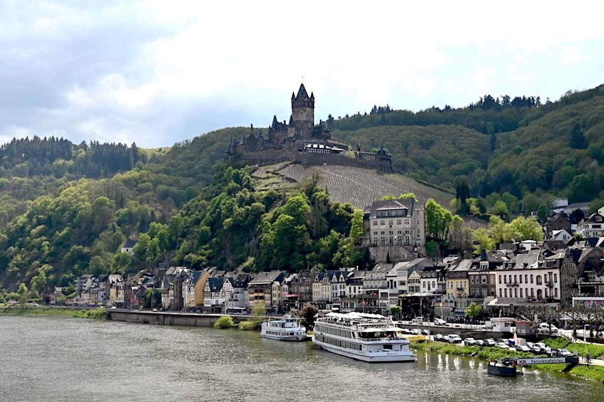People_Abroad's tweet photo. Die Mosel mit ihren idyllischen Orten und malerischen Burgen lässt sich gut beim Wandern entdecken. Tipps fürs Wandern rund um Cochem für ausgewählte Wanderwege, neu im Blog: https://t.co/UFqTzeyopG #mosel #wandern https://t.co/Vqu8v8A8Aq