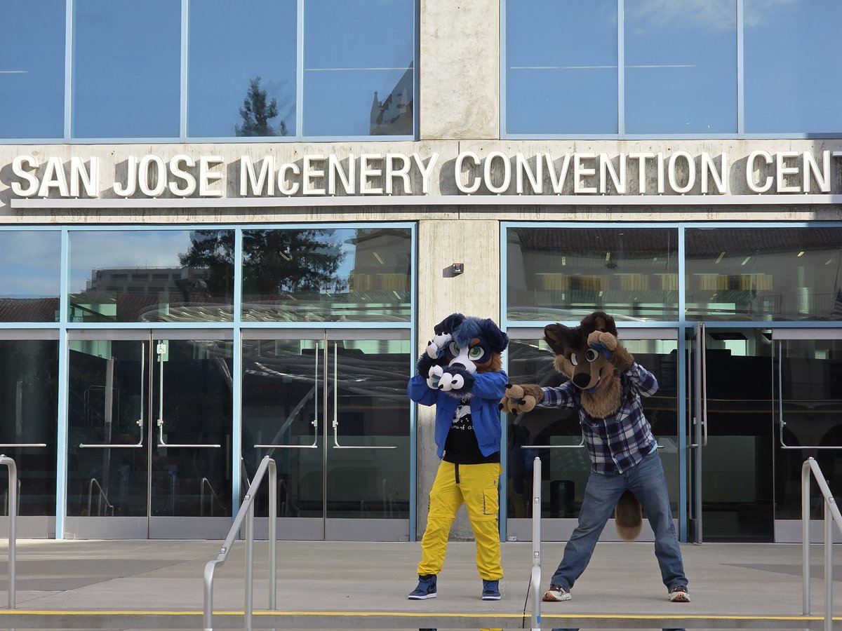 klondoba's tweet photo. Just made it to the con! Where's everyone at?
#fwa #fursuitfriday https://t.co/Zxe3fDS1mA