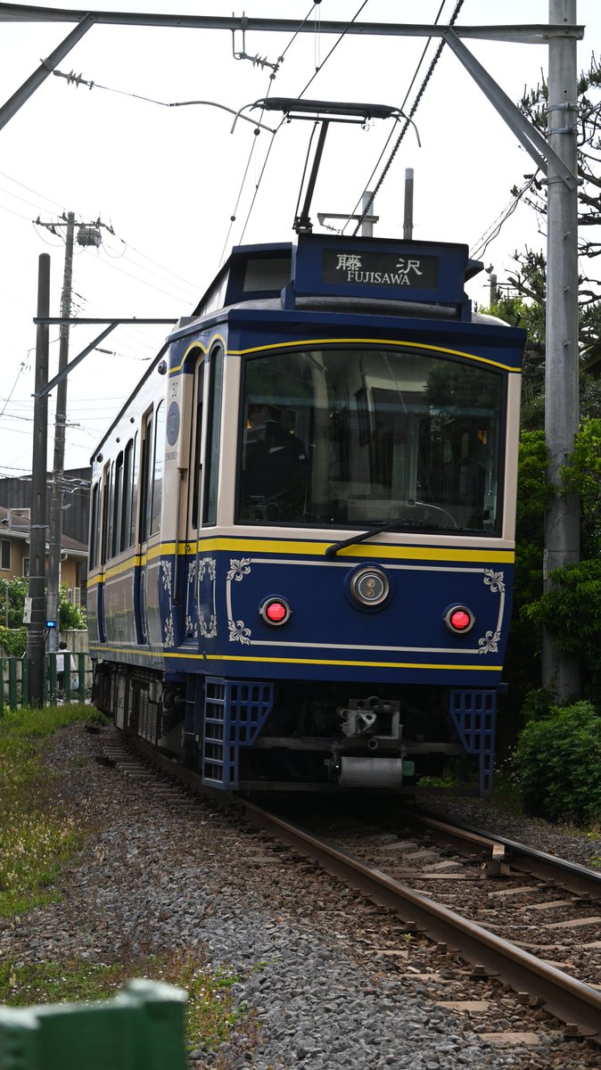 youplarail's tweet photo. 先日、鎌倉・江の島方面へ行って来ました。
江ノ電も比較的空いていて、並ぶことなく、スムーズに乗ることができました。
稲村ケ崎～七里ヶ浜駅間で写真を撮りましたが、勝手踏切は見ていても怖い...
ただ、なかなか見られない光景であり、面白かったですね。
#鉄道 #鉄道写真 #江ノ電 https://t.co/bLUtofdUwz