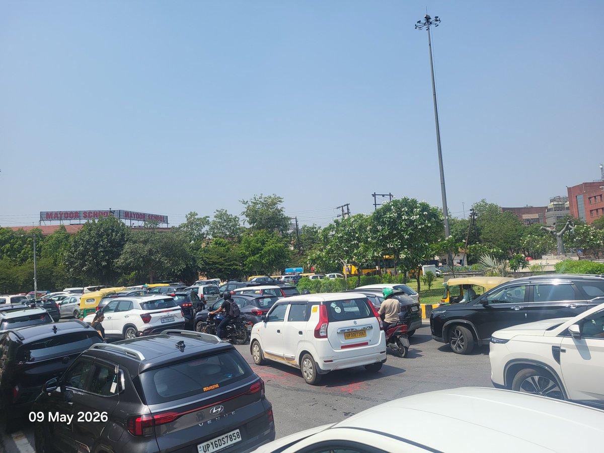 debugbreakpoint's tweet photo. Thanks Mayoor school noida again for inviting all parents on same day for PTM and at same time organising fest inside school with 0 parking facilities in your school and creating a mess all around. @dcptrafficnoida  
@noidapolice 
@NoidaMayoor https://t.co/vCK2fKOoqQ