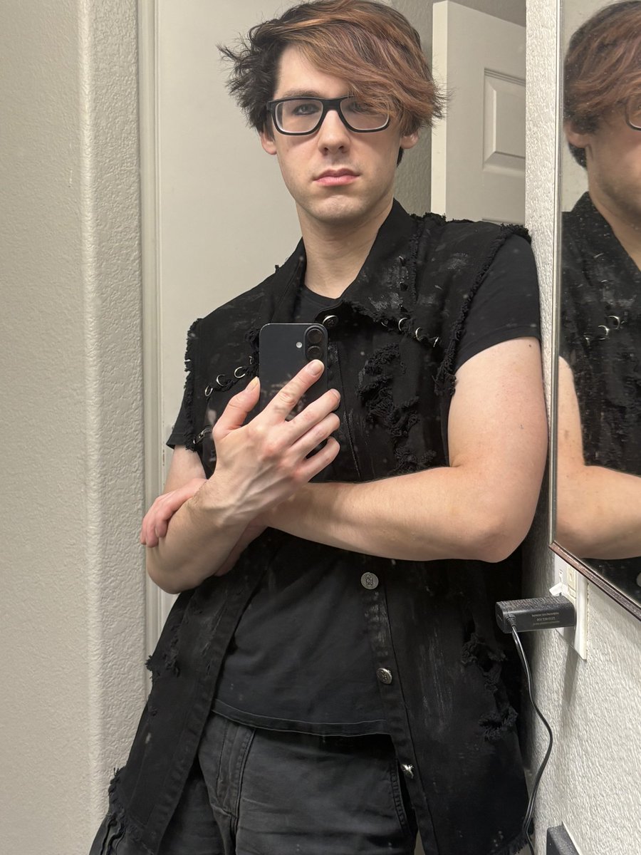 FFR_Reject's tweet photo. So apparently #VampireFreaks is following me, so I feel compelled to show off more of their stuff I have. Itβs a pretty dope vest
(Another month or so at the gym and my arms will actually look good in it lol) https://t.co/6Q8Lc9uw3h