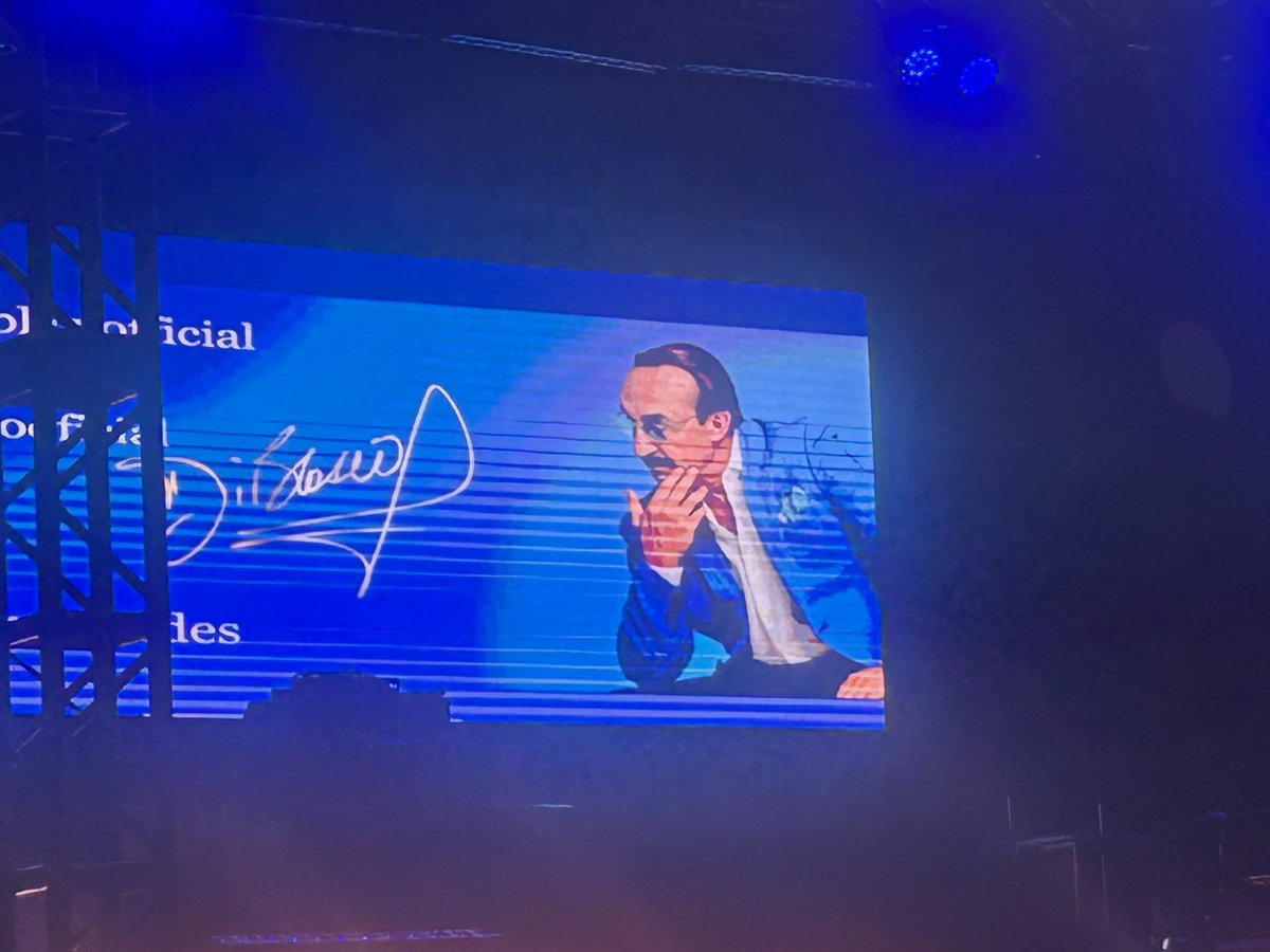 elmalauraaa's tweet photo. Pésima organización del show de @BlasioRaul pues lo anuncian a las 8 pm y son más de las diez y ni siquiera inicia !!! https://t.co/qz1YZ6Hf6D