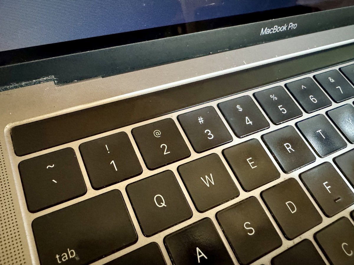 anotherbrain's tweet photo. M1 かと思ってたら少し古くて Intel Mac だった
であれば Ubuntu か何かにしてもいいなと進めるも
インストール中
なつかしの Touch Bar ため
ESCキーがないし、ttyきりかえなファンクションキーも押せないし外付けキーボード持ち出さないとあれで面倒だー https://t.co/6K9MaET4yU