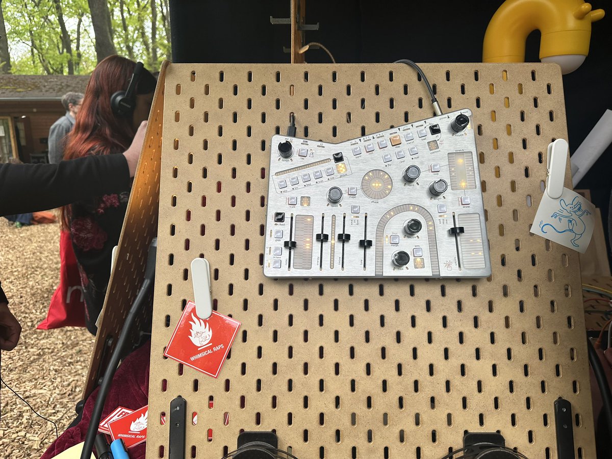 1ikkai's tweet photo. Atriumの実機、このルックスでアナログ5ボイスなのが面白い。
「中庭」という名の通り、箱の中で音が跳ね回るような実験的な音色が飛び出す。操作系も独特だけど、触っているうちに不思議と「楽器」として身体に馴染んでくる感覚。まさに魔法の箱でした。
#Superbooth #シンセサイザー #WhimsicalRaps https://t.co/wa1Ag8cyhi