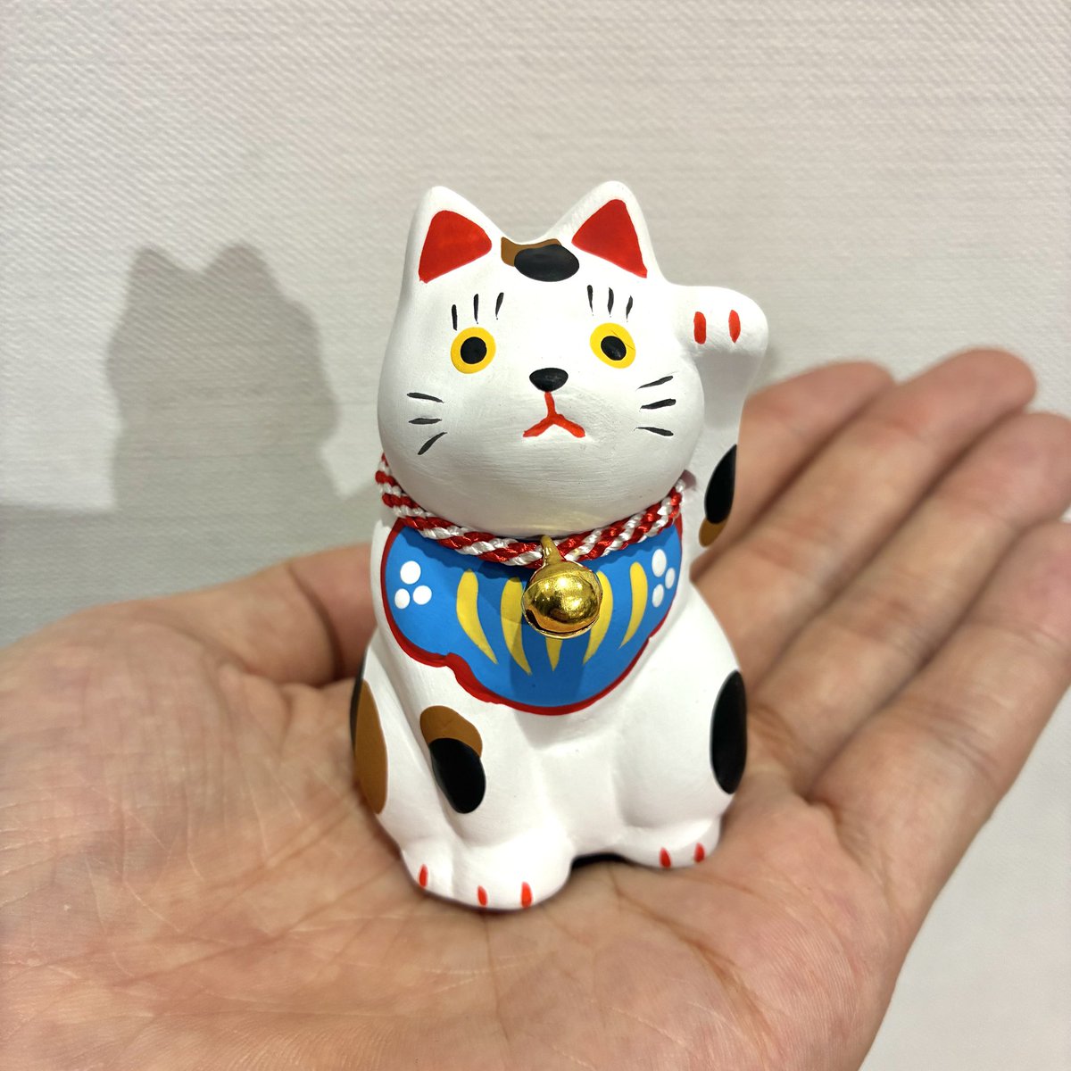 1f_quickgotknm's tweet photo. 『カネ三商店』さんの可愛い民芸招き猫が入荷しました♪

やきもののまち愛知県瀬戸市で、1つ1つ丁寧に作られた招き猫です🐈
手のひらサイズなのでどこでも飾りやすいデザインで、お土産にもおすすめです✨

#メイドイントーカイ #イオンモール常滑 #招き猫 #カネ三商店 #民芸 #お土産 https://t.co/gkXWdl97oB