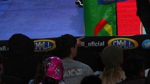 nunca pensé ver a jin y el logo de bodega aurrera al fondo JAKSKSKSK