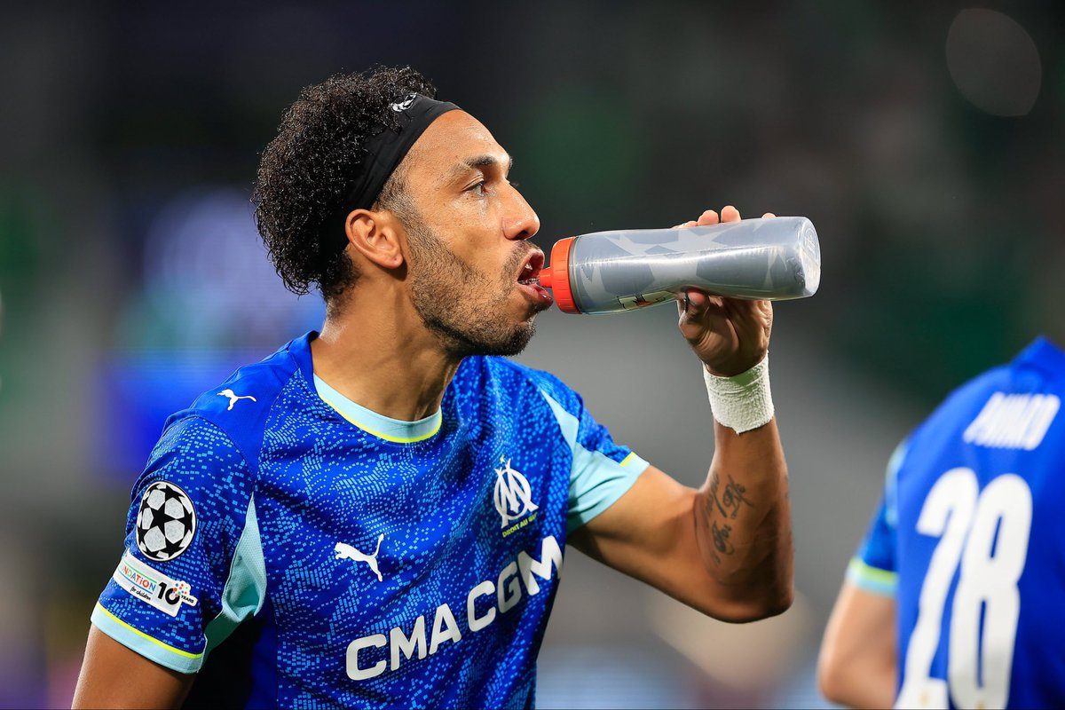 _BeFootball's tweet photo. 🚨 AUBAMEYANG 🇬🇦 A ASPERGÉ BOB TAHRI AVEC UN EXTINCTEUR ☠️🧯

Aubam a foutu “un joyeux bordel” dans plusieurs chambres en emmenant une dizaine de joueurs avec lui.

Bob Tahri l’a très mal pris même si Aubameyang voulait juste “mettre de l’ambiance”.

Le Gabonais s’est excusé.

(@lequipe)