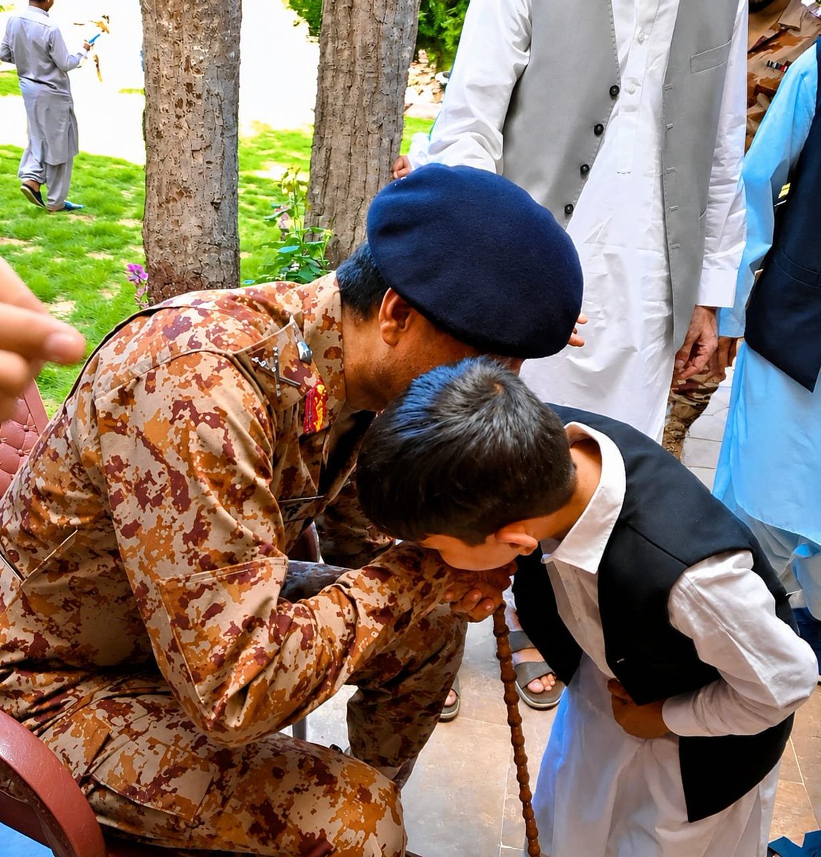 آئی جی ایف سی بلوچستان (نارتھ) میجر جنرل محمد عاطف مجتبیٰ کا شہید میجر انور کاکڑ کے گھر کا دورہ
#Pakistan #IGFCBalochistan