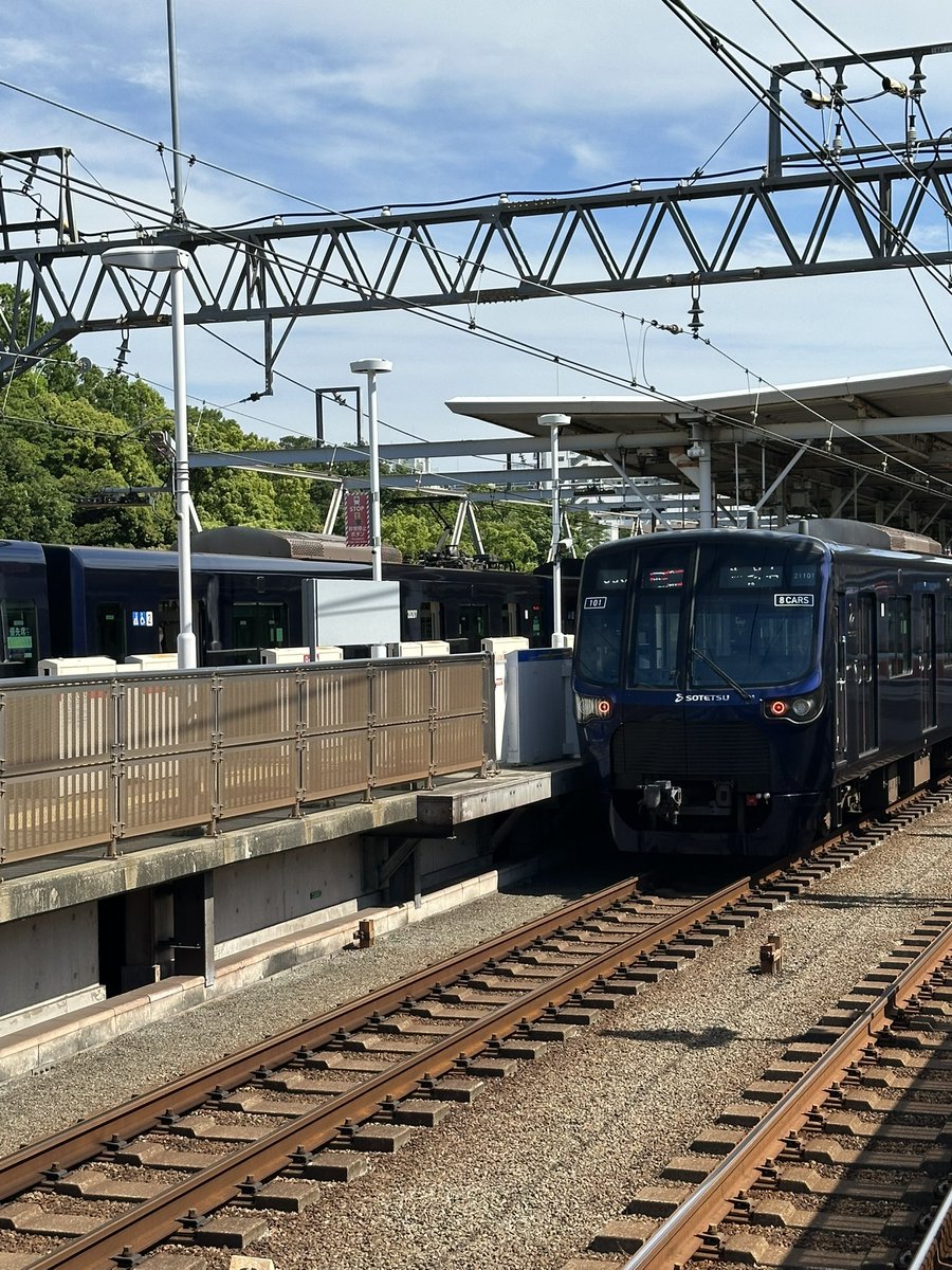 irukayoko8102's tweet photo. え？多摩川で撮影していたら相鉄が並んで入線してきた
それも一つは相鉄に行かない。こんなことあるんだ。 https://t.co/VYK5rRf6Cx