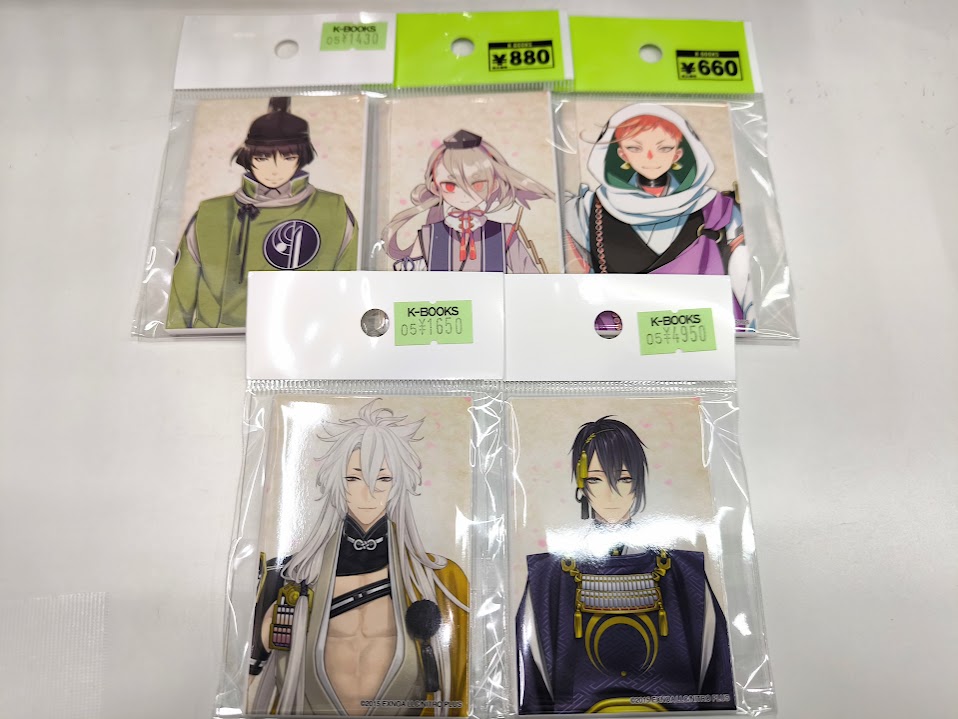 入荷情報】 刀剣乱舞 とうらぶ スクエア缶バッジ 跪坐 第一弾 三日月