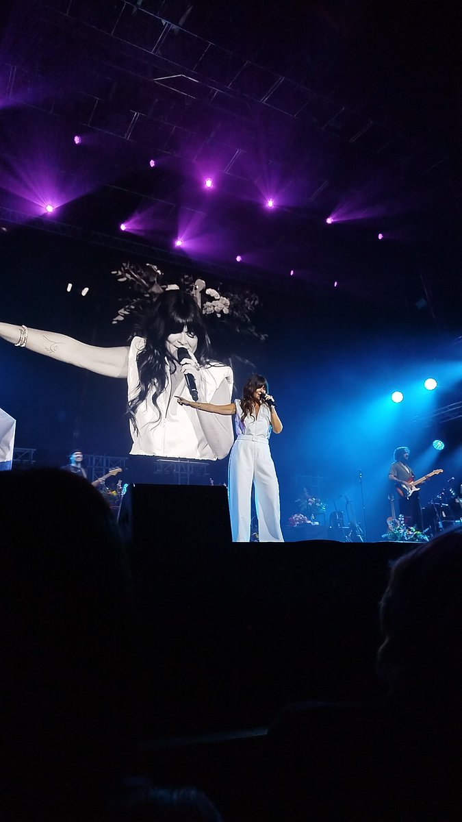 Daiguar_'s tweet photo. La producción me regaló 2 entradas y yo no tuve otra que organizar un viaje a Baires en menos de dos días y JURO que valió la puta pena cada km. Increíble el show de hoy 💐♥️ la energía q tiene te hipnotiza https://t.co/uqhhcjZXDg