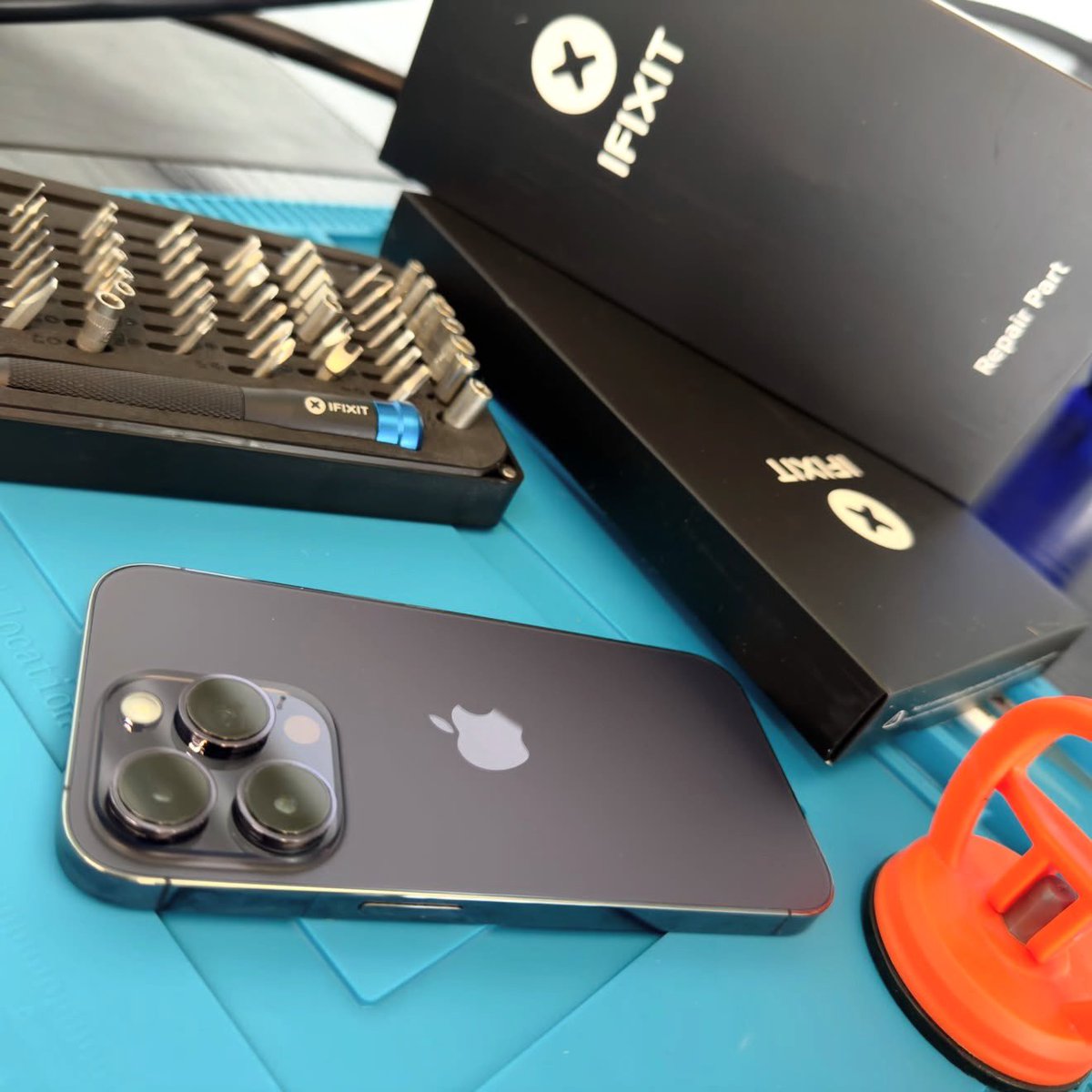 impossible_fix's tweet photo. Replacing the battery on the iPhone 14 Pro smartphone.

#iphone #apple #ifixit #service #fix https://t.co/m29mLEufbY