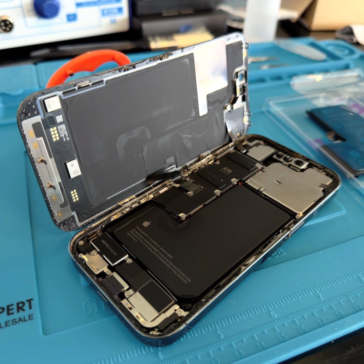 impossible_fix's tweet photo. Replacing the battery on the iPhone 14 Pro smartphone.

#iphone #apple #ifixit #service #fix https://t.co/m29mLEufbY