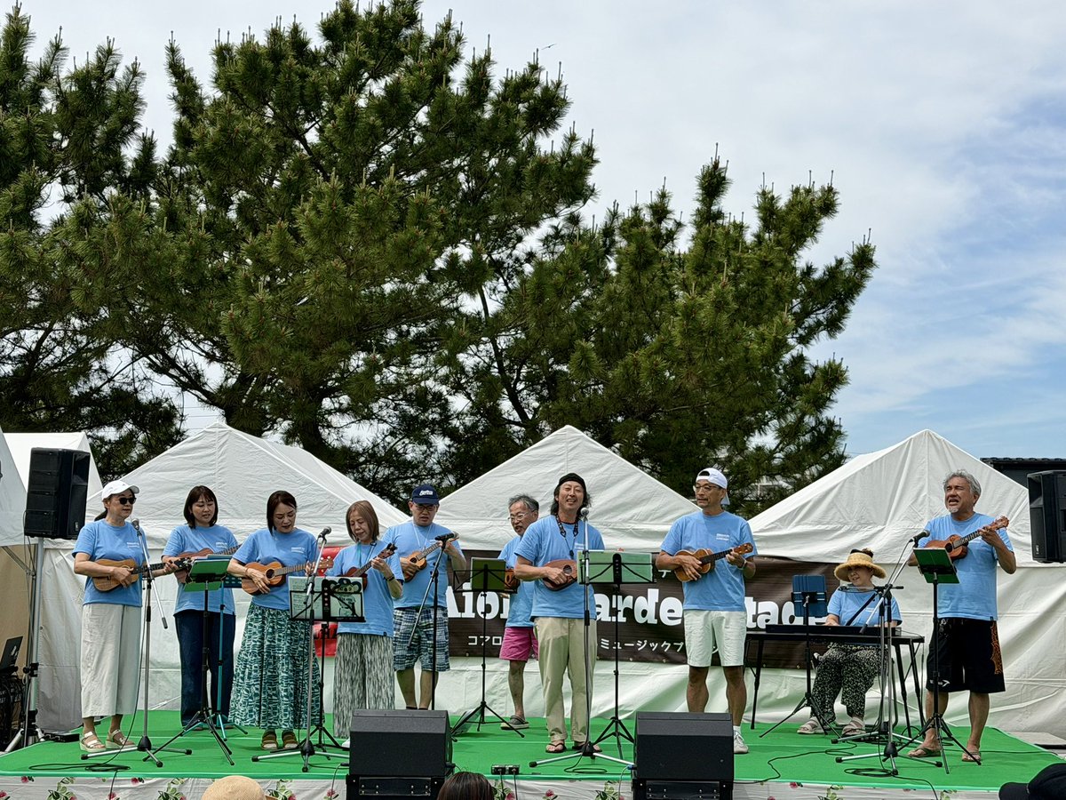 ultramasakyee's tweet photo. 茅ヶ崎アロハマーケット2026
@茅ヶ崎公園野球場周辺 / 茅ヶ崎公園体験学習センターうみかぜテラス

今日、明日（5月9日、10日）で約3万の来場者が🤙茅ケ崎にいながらハワイ気分を満喫できる2日間☀️「茅ヶ崎スロースピリット」をコンセプトに2004年にスタートした茅ヶ崎アロハマーケット🌺

環境にやさしいライフスタイルを提案する取り組みの一環として、会場にはハワイアンフードや雑貨が約８０店舗、音楽、フラダンスなど、アロハな文化が集まり、会場全体が姉妹都市ホノルルのように🏝️
今年も茅ヶ崎FMはガッツリ参加しています🤝

午前中、コアロハガーデンでハワイウクレレツアーに参加されたエボシーズの皆さんによる演奏会👍ワタクシはプレイヤーではなく😅総合P＆カメラマン的立ち位置で🙌

お昼には、BENIRINGOによる「エボシC調レディオ」 生放送📻＆アロハシャツを使ったワークショップも🙆‍♂️

🌺茅ヶ崎FMブース🌺では
ハワイアン航空 Presents「Feel ALOHA」番組企画‼️
ハワイアン航空グッズや茅ヶ崎FMグッズが当たる大抽選会を開催🎊
茅ヶ崎FMグッズの販売、ガチャ・スーパーボウルすくいなど✨
会場にお越しの方は、ぜひ茅ヶ崎FMブースへお立ち寄りください🫶

#茅ヶ崎アロハマーケット2026
#茅ヶ崎公園野球場
