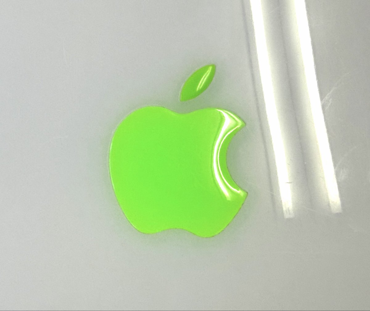 infinity5750's tweet photo. Don't you think this color looks much better now? #iBook #Clamshell #leaf #KerosMacMods https://t.co/cCQywtD1eS