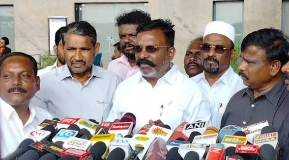 BaskarPandiyan3's tweet photo. தமிழ்நாட்டின் அரசியல் நிலைப்பாட்டை தீர்மானிக்க போகும் செய்தியாளர் சந்திப்புகள்:

தவெக ஆதரவா? ஆதரவு இல்லையா? நிலைப்பாட்டை விளக்கப்போகும் விசிக தலைவர் திருமா?

அமமுக எம்எல்ஏவிடம் குதிரை பேரத்தில் ஈடுபட்டதா தவெக? எதிர்வினையாற்ற போகிறாரா டிடிவி தினகரன்?

காத்திருக்கிறது தமிழ்நாடு https://t.co/17AVdQTHfx
