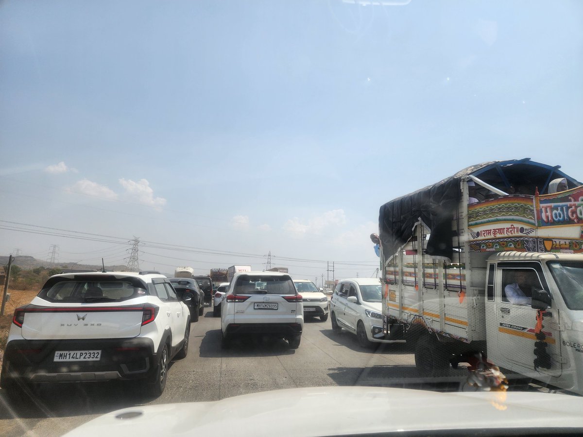 gocool4u's tweet photo. @nashikpolice 
@InfoNashik 
सर, जनतेला का त्रास दिला जात आहे?
एकाच लेनचा रस्ता सुरू आहे, पण याबद्दल सांगण्यासाठी किंवा मार्गदर्शन करण्यासाठी कुणीही नाही. दोन्ही बाजूंची वाहने मध्येच अडकून उभी आहेत. गेल्या १ तासापासून ट्रॅफिक हलतही नाही आहे. https://t.co/0GcCltoqNe