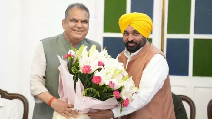 JaikyYadav16's tweet photo. पिछले कुछ दिनों से आम आदमी पार्टी की मुश्किलें थमने का नाम नहीं ले रही हैं 

खबर आ रही है कि 

पंजाब AAP सरकार में कैबिनेट मंत्री संजीव अरोड़ा के 5 ठिकानों पर ED की रेड पड़ी है जिससे CM भगवंत मान काफी नाराज हैं।
 
मंत्री संजीव अरोड़ा के ऊपर आरोप लगा कि उन्होंने 100 करोड़ से ज्यादा के मोबाइल फोन की फर्जी GST बिल दिखाई थी।