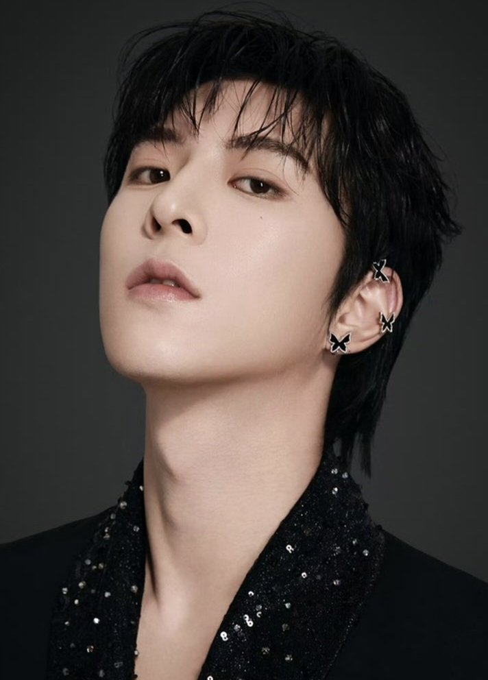 this look needs to be talked about more 🖤 he looked damnnnn fineee in this