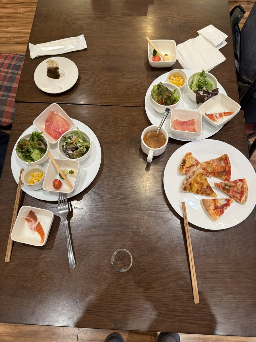 teratech2010's tweet photo. 久しぶりにkakiyaでランチ

お腹いっぱいです😍

パスタかリゾットのメインを1品オーダーして
あとはサラダ🥗、ピザ🍕、スープ🍲、デザート🍰、ドリンク🥤放題で90分一本勝負です😅

そりゃお腹いっぱいになるよね
そろそろGW期間中の増量を減量しなきゃ🤣

#kakiya https://t.co/yoSeXFsS9d