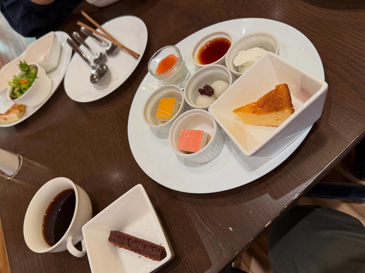 teratech2010's tweet photo. 久しぶりにkakiyaでランチ

お腹いっぱいです😍

パスタかリゾットのメインを1品オーダーして
あとはサラダ🥗、ピザ🍕、スープ🍲、デザート🍰、ドリンク🥤放題で90分一本勝負です😅

そりゃお腹いっぱいになるよね
そろそろGW期間中の増量を減量しなきゃ🤣

#kakiya https://t.co/yoSeXFsS9d