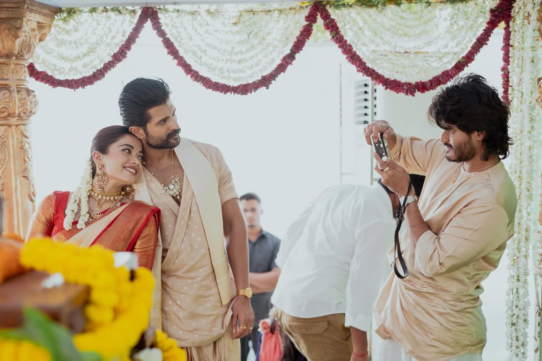 telugufilmnagar's tweet photo. #AnandDeverakonda shares heart-warming clicks wishing his dear brother #VijayDeverakonda on his birthday! 🤗❤️

#HBDVijayDeverakonda 
#RashmikaMandanna #VIROSH #TeluguFilmNagar https://t.co/GYzBgrE7LU