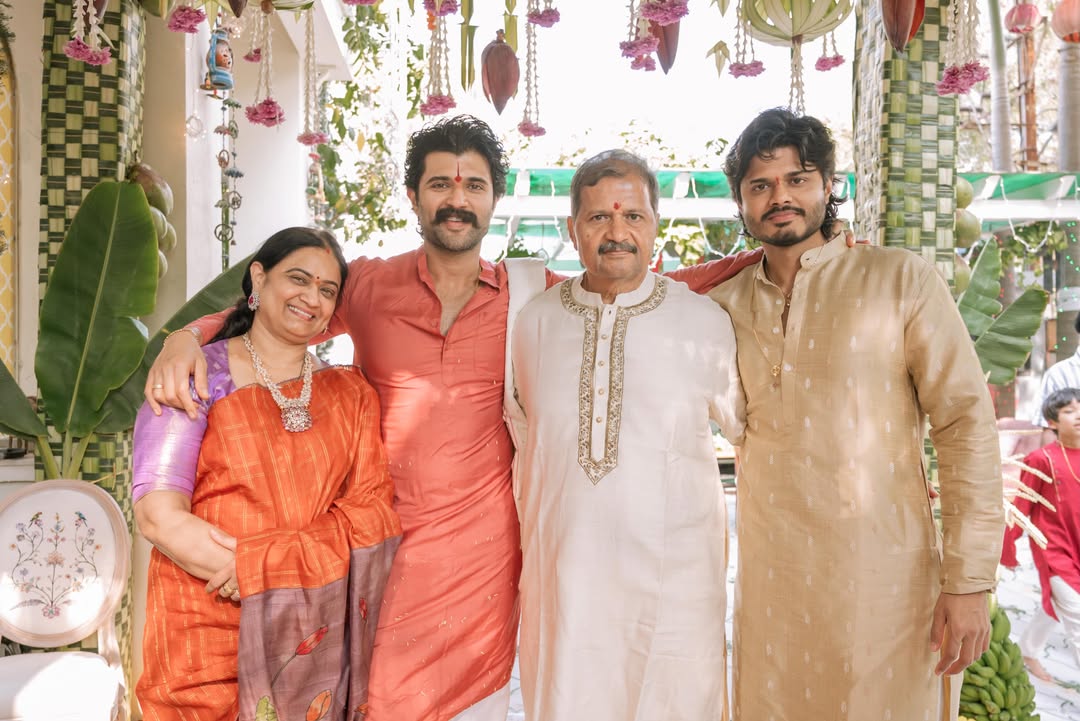 telugufilmnagar's tweet photo. #AnandDeverakonda shares heart-warming clicks wishing his dear brother #VijayDeverakonda on his birthday! 🤗❤️

#HBDVijayDeverakonda 
#RashmikaMandanna #VIROSH #TeluguFilmNagar https://t.co/GYzBgrE7LU