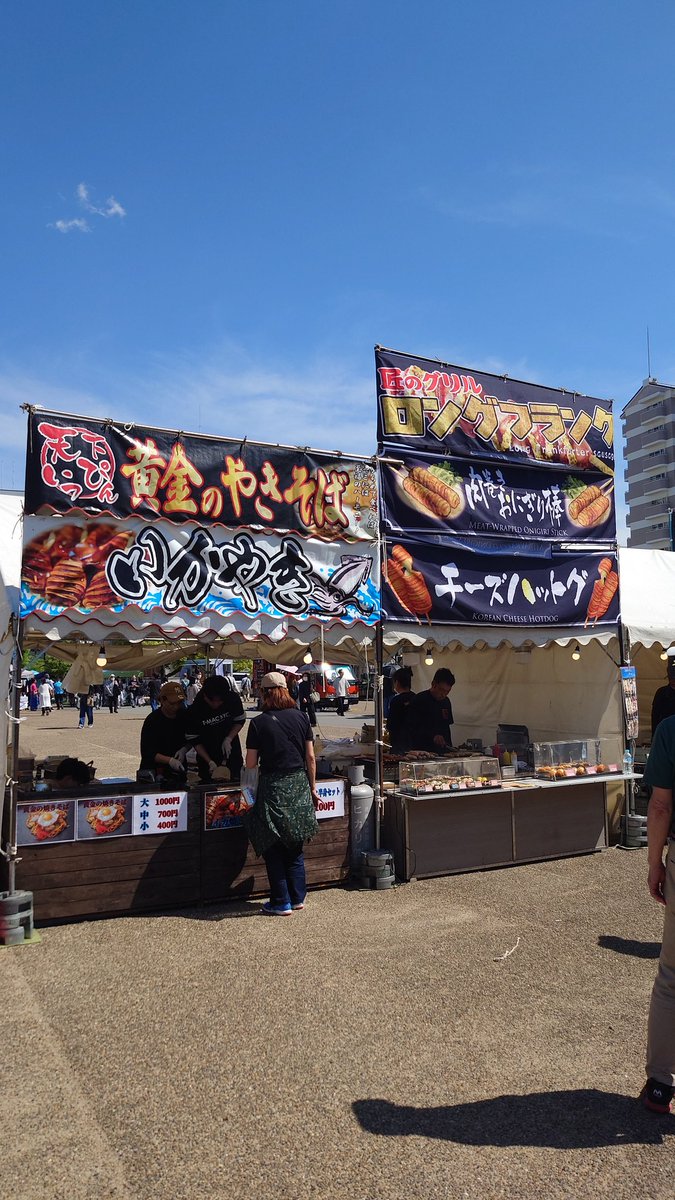 一人だと座先を離れられず屋台で買い食いできないのでひたすらコンビニ