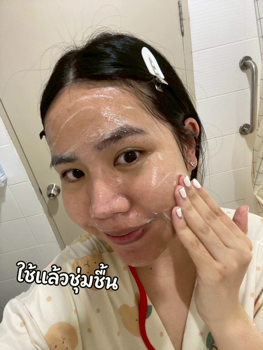 PJSahutsaya's tweet photo. บอกเลยว่าช่วงที่สิวเห่อหนักๆ รอดจากสิวมาได้เพราะ Eucerin นี่แหละ คือช่วงนั้นไปเจอมลภาวะมาแบบหนักมาก เลยลอง Gel to Foam ตัวใหม่สูตรอ่อนโยนกว่าเดิม พอใช้คือ รู้สึกเลยว่าสิวมันไม่ค่อยอักเสบเพิ่ม แล้วก็ไม่เห่อขึ้นเหมือนแต่ก่อนเป็นตัวช่วยในการคุมสิวได้ดีมาก ล้างแล้วหน้ายังชุ่มชื้นอยู่ คือเริ่ดๆๆๆ แนะนำให้ไปลอง!