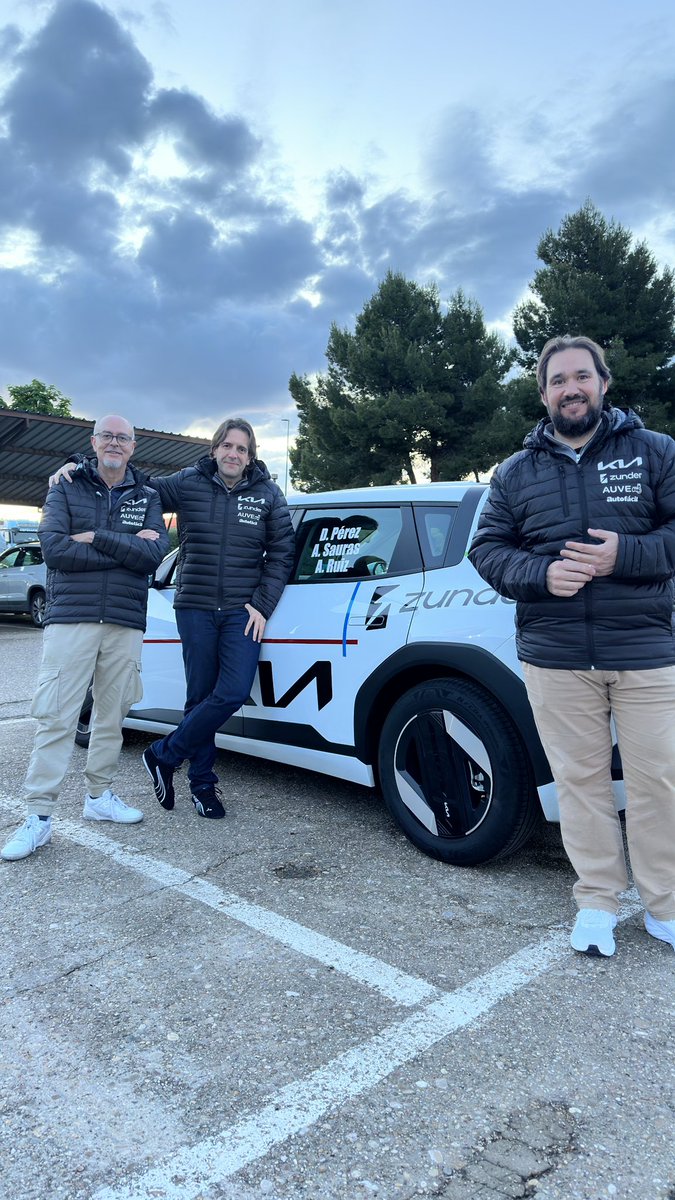 AlvSauras's tweet photo. El @KiaPrensa_ES EV4 de Zunder, AUVE y Autofacil ya está calentando su batería y cargando al 100% es estos preciosos cargadores azules para enfrentarse a 6h de resistencia en Kotarr. 💪

Es muy importante darle las gracias a Kia y a Zunder por apoyarnos en esta aventura eléctrica, con logística… y hasta con CEOs, verdad @DanielPerezEV? 😅😍🤗