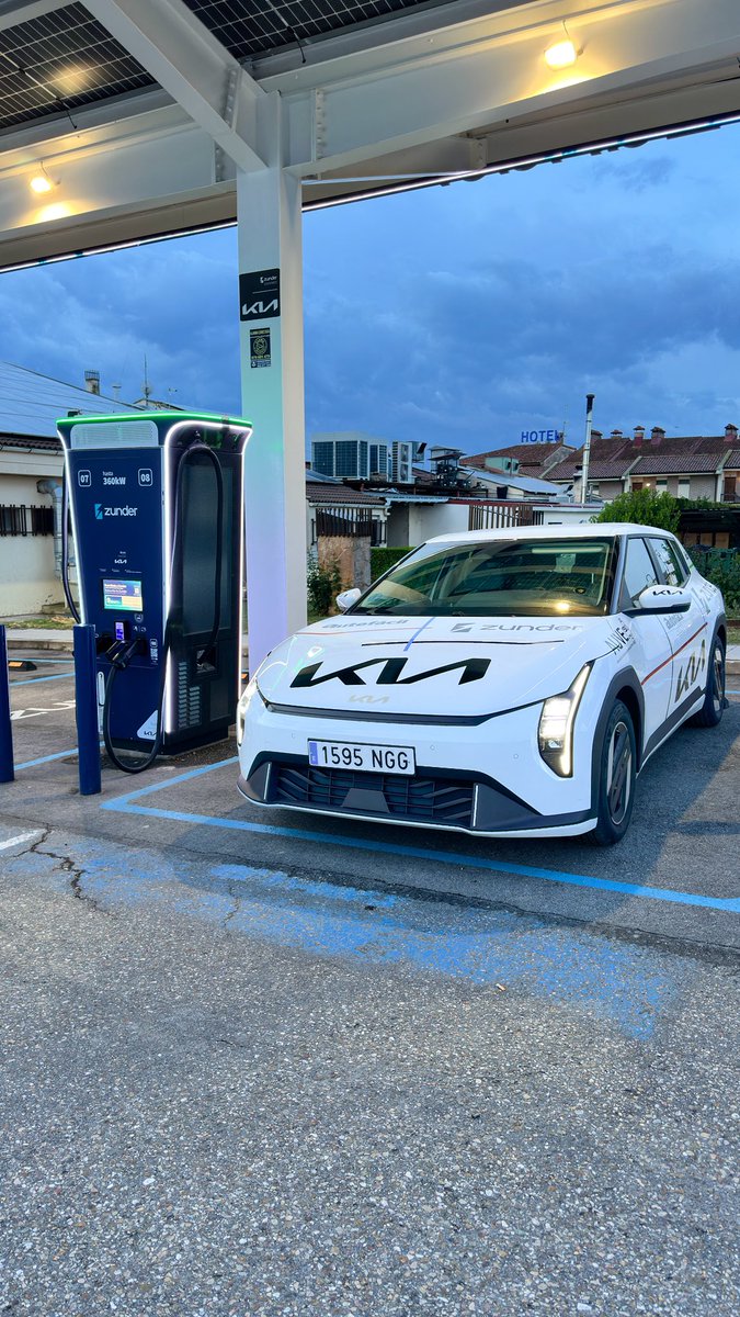 AlvSauras's tweet photo. El @KiaPrensa_ES EV4 de Zunder, AUVE y Autofacil ya está calentando su batería y cargando al 100% es estos preciosos cargadores azules para enfrentarse a 6h de resistencia en Kotarr. 💪

Es muy importante darle las gracias a Kia y a Zunder por apoyarnos en esta aventura eléctrica, con logística… y hasta con CEOs, verdad @DanielPerezEV? 😅😍🤗
