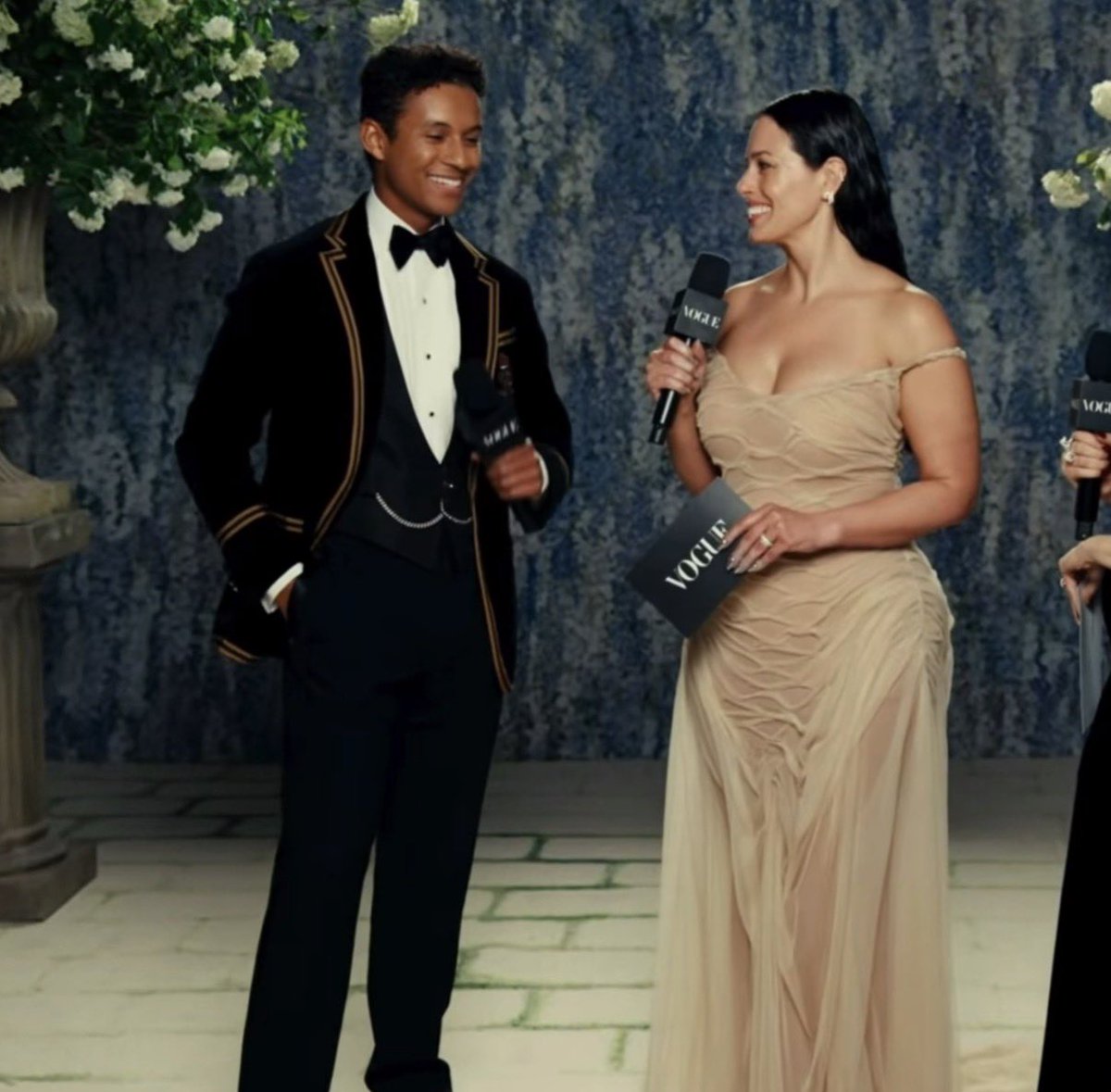iamadelinaa's tweet photo. For people still debating Jaafar Jackson’s height, Ashley Graham is 5”10 and she has heels on here.. our guy is not no 5”8 5”9 lol #michaelmovie #jaafarjackson https://t.co/nBFjztscQV
