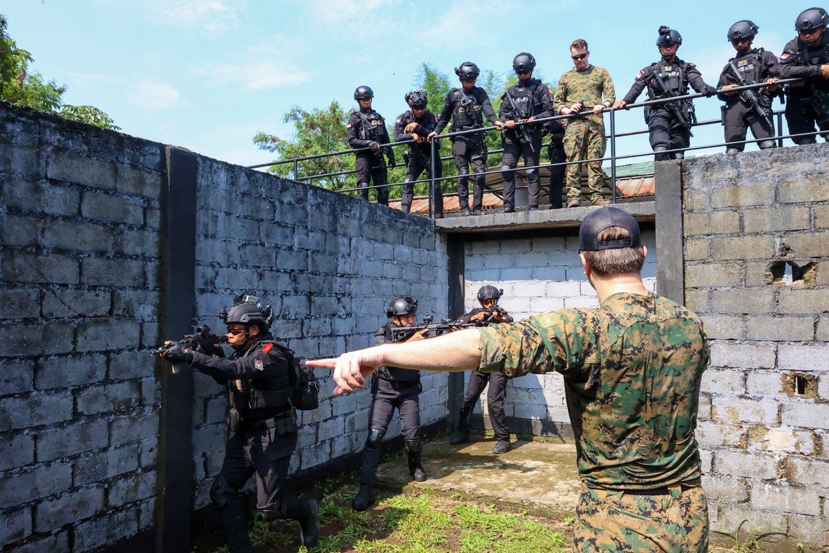 usembassyjkt's tweet photo. Korps Marinir AS #SOCPAC bersama prajurit Paspampres melaksanakan latihan bersama dalam “Subject Matter Expert Exchange” untuk memperkuat kesiapan, mengasah keterampilan taktis, dan memperdalam kemitraan pertahanan AS-Indonesia.  Melalui pelatihan ini, kedua pasukan meningkatkan kapabilitas yang dibutuhkan untuk menjaga kedua negara kita lebih aman dan tetap terlindungi. #ASRIaman